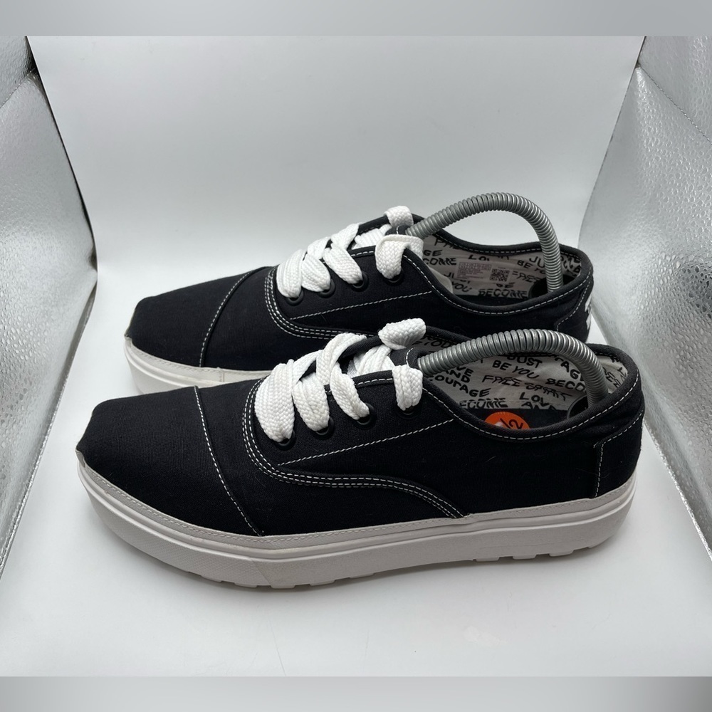 Toms Cordones Lugs black platform sneakers size 9.5